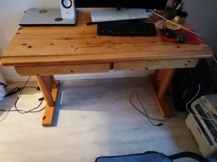 Schreibtisch aus Kieferholz