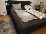 Boxspringbett und Sofa