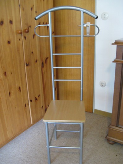 Design-Kleiderstnder mit Sitzgelegenheit