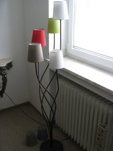 Design-Stehleuchte in Schwarz mit 5 Lampenschirmen