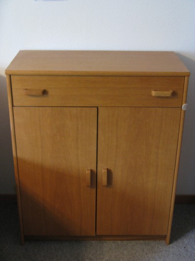 Mbel aus Holz mit 2 Tren und groen Schublade