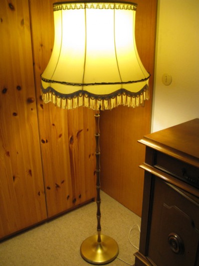 Stehlampe mit Lampenschirm